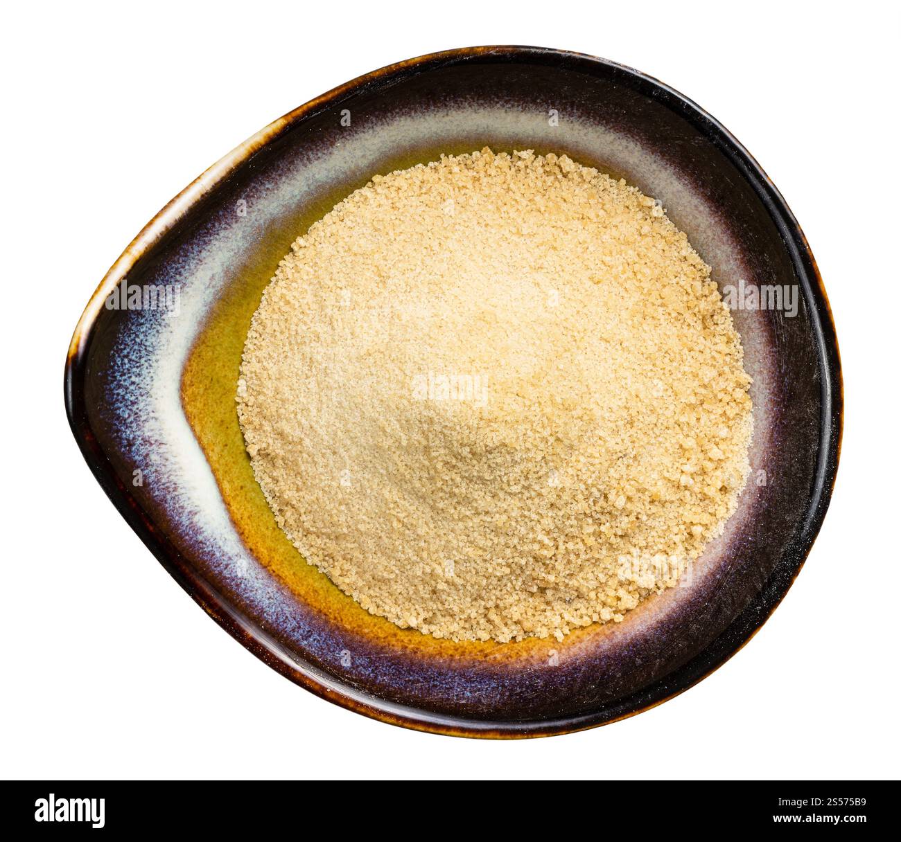 vista dall'alto dello zucchero di cocco granulato in una ciotola di ceramica isolata su sfondo bianco Foto Stock