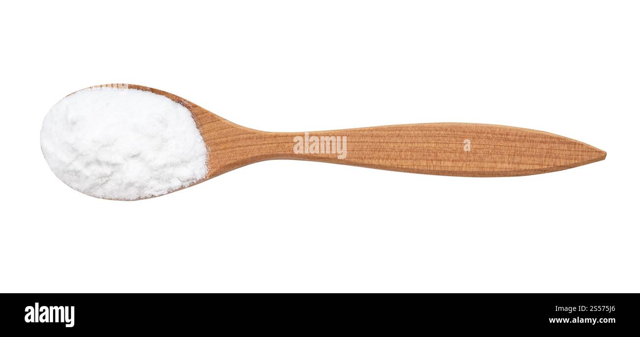 vista dall'alto del bicarbonato di sodio in un cucchiaio di legno isolato sfondo bianco Foto Stock