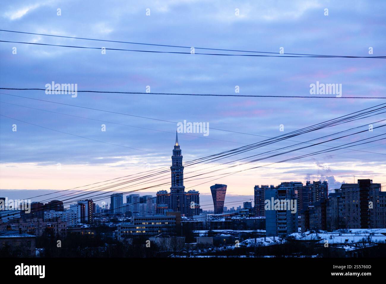 Nuvole blu scuro sopra il quartiere residenziale nella città di Mosca a. crepuscolo Foto Stock
