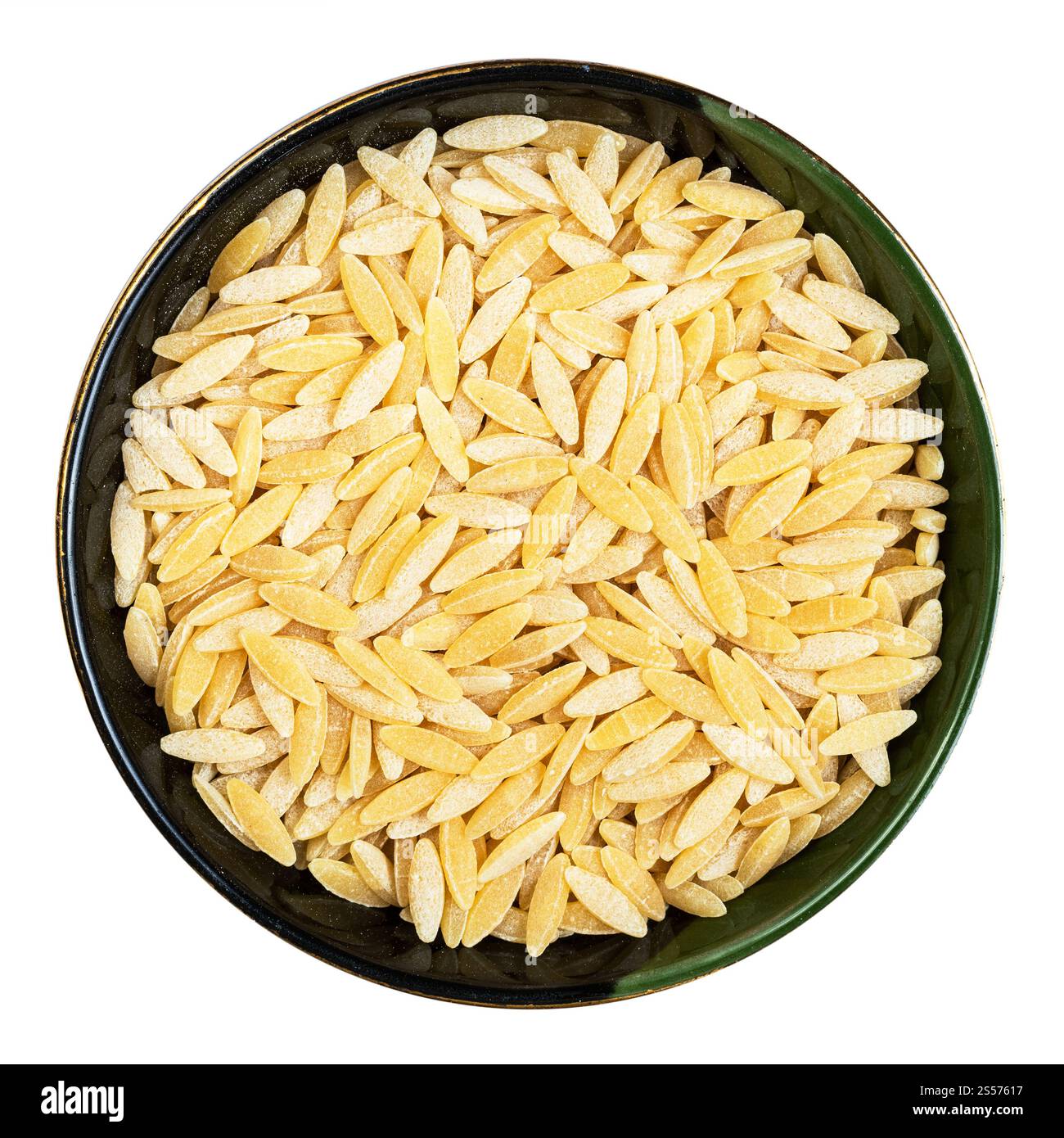 vista dall'alto della pasta di risoni nel recipiente rotondo isolato sfondo bianco Foto Stock