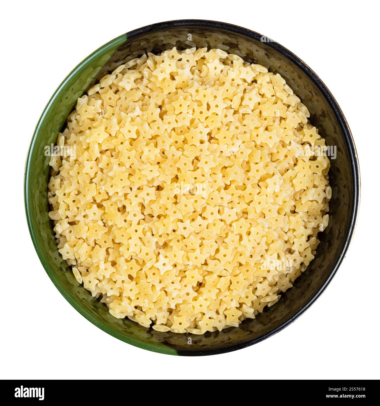 vista dall'alto della pastina stellina non cotte in ciotola rotonda isolata su sfondo bianco Foto Stock