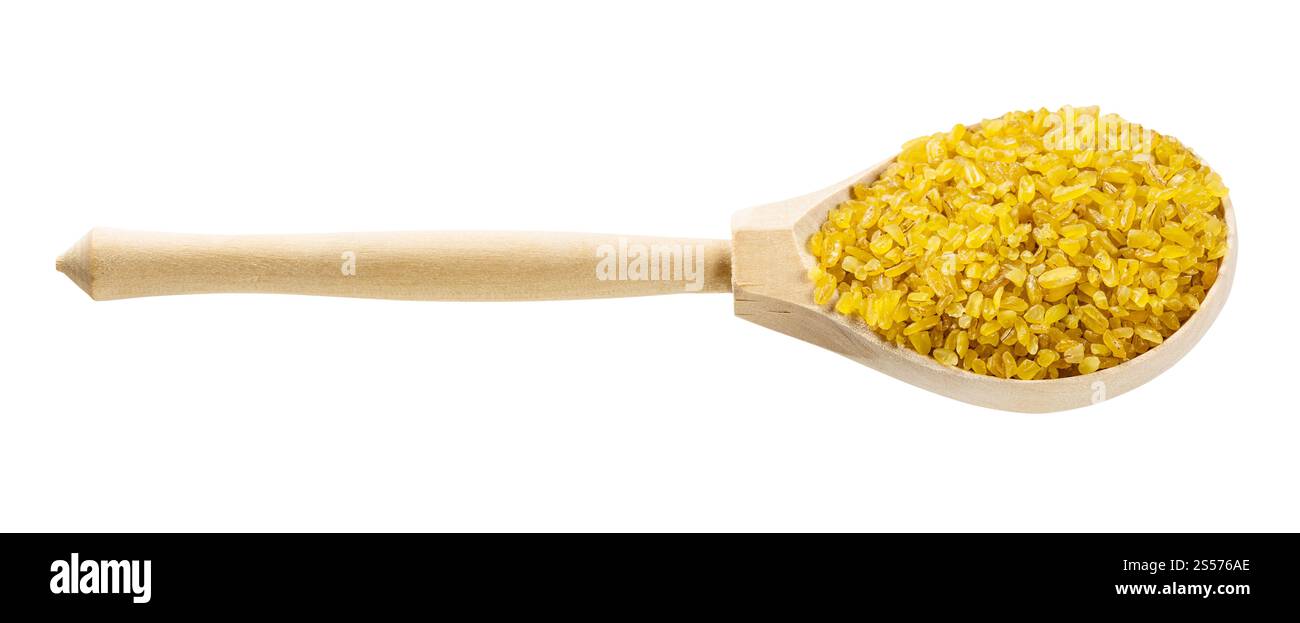 cucchiaio di legno con groat di grano bulgaro non cotti isolati su bianco sfondo Foto Stock