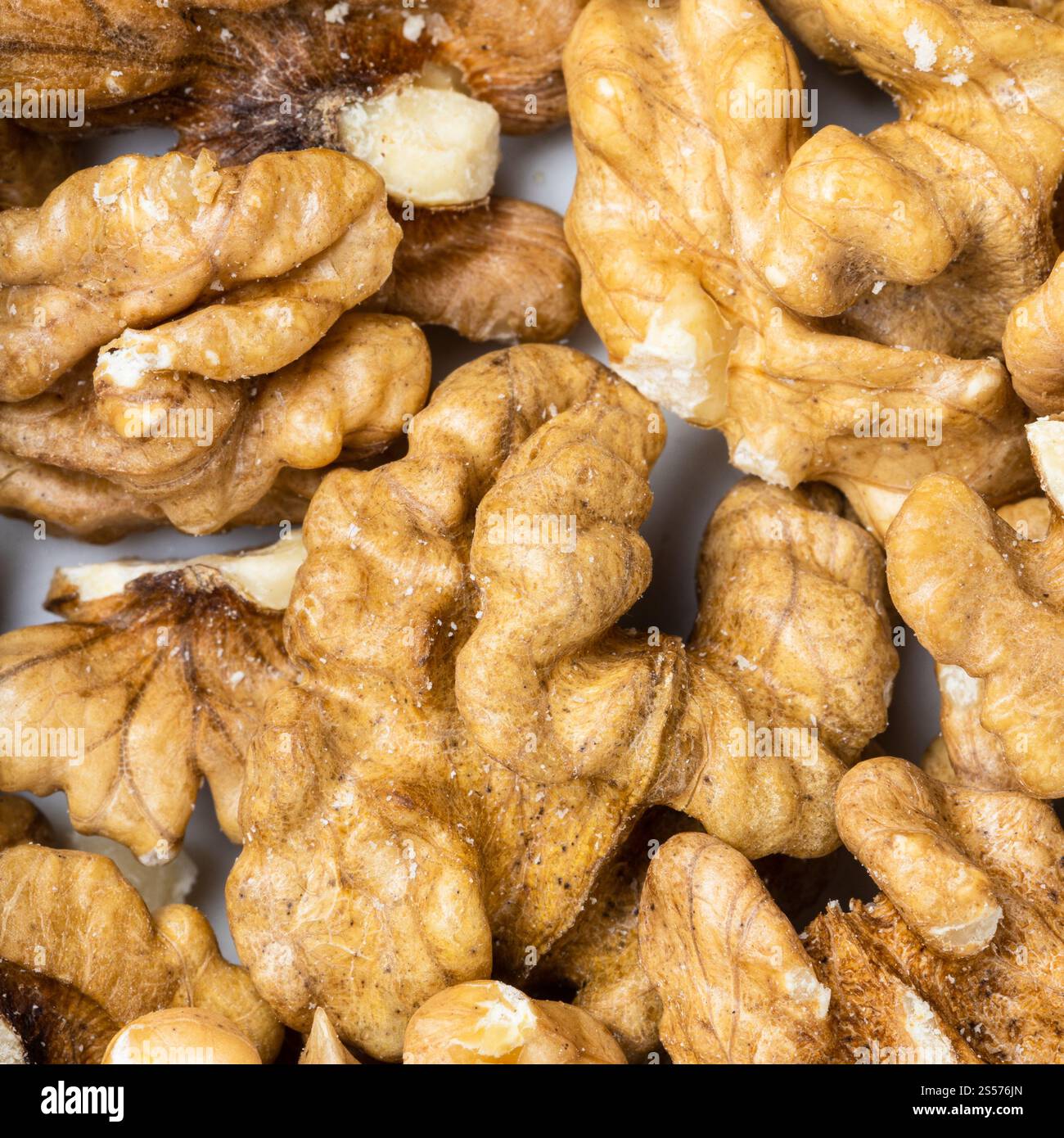 square food background - noci sgusciate da vicino Foto Stock