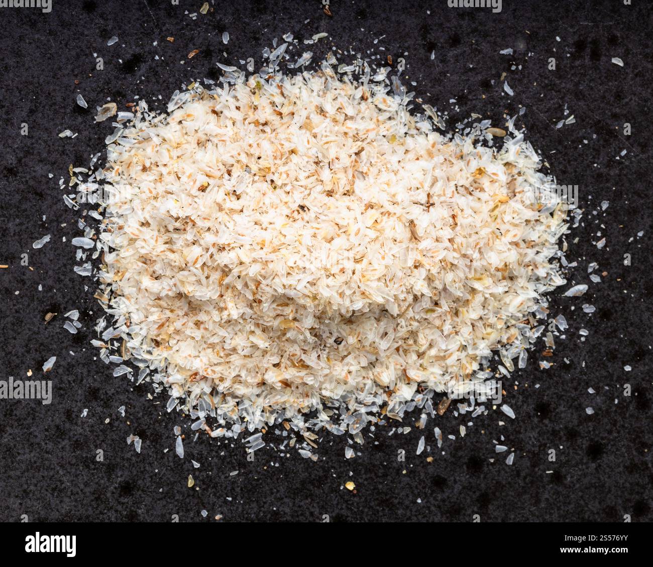 vista dall'alto del mucchio di psyllium husk da vicino piastra in ceramica nera Foto Stock