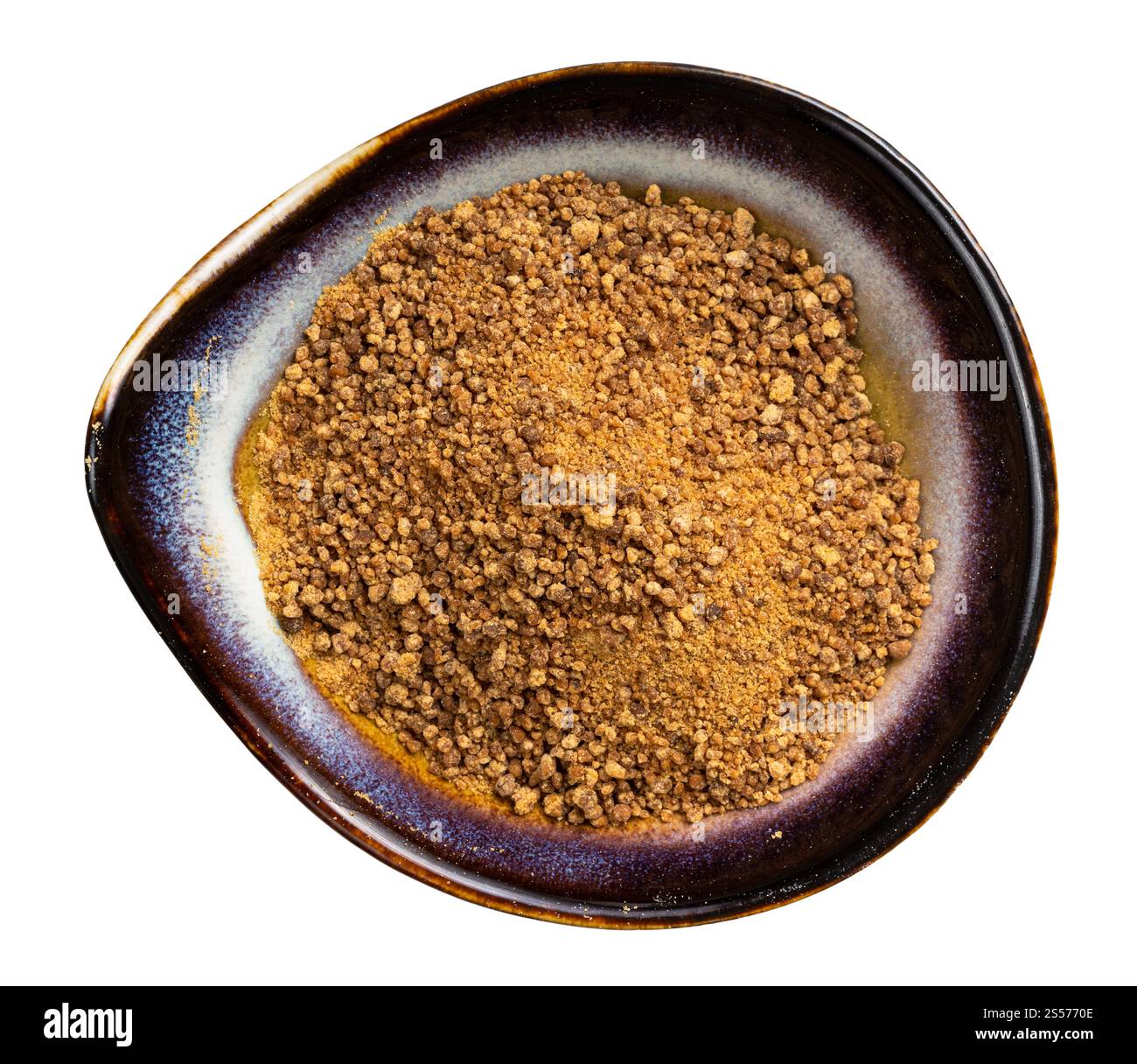 vista dall'alto dello zucchero in fiore di cocco granulato in una ciotola di ceramica isolato su sfondo bianco Foto Stock