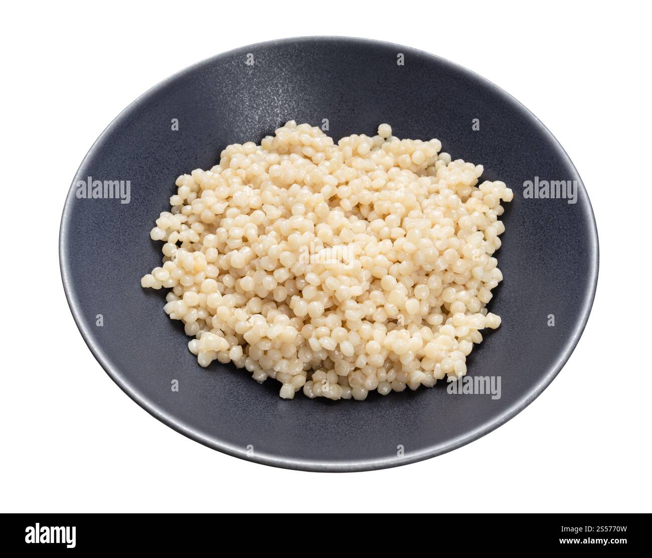 couscous perlato israeliano bollito in ciotola grigia isolata su bianco sfondo Foto Stock