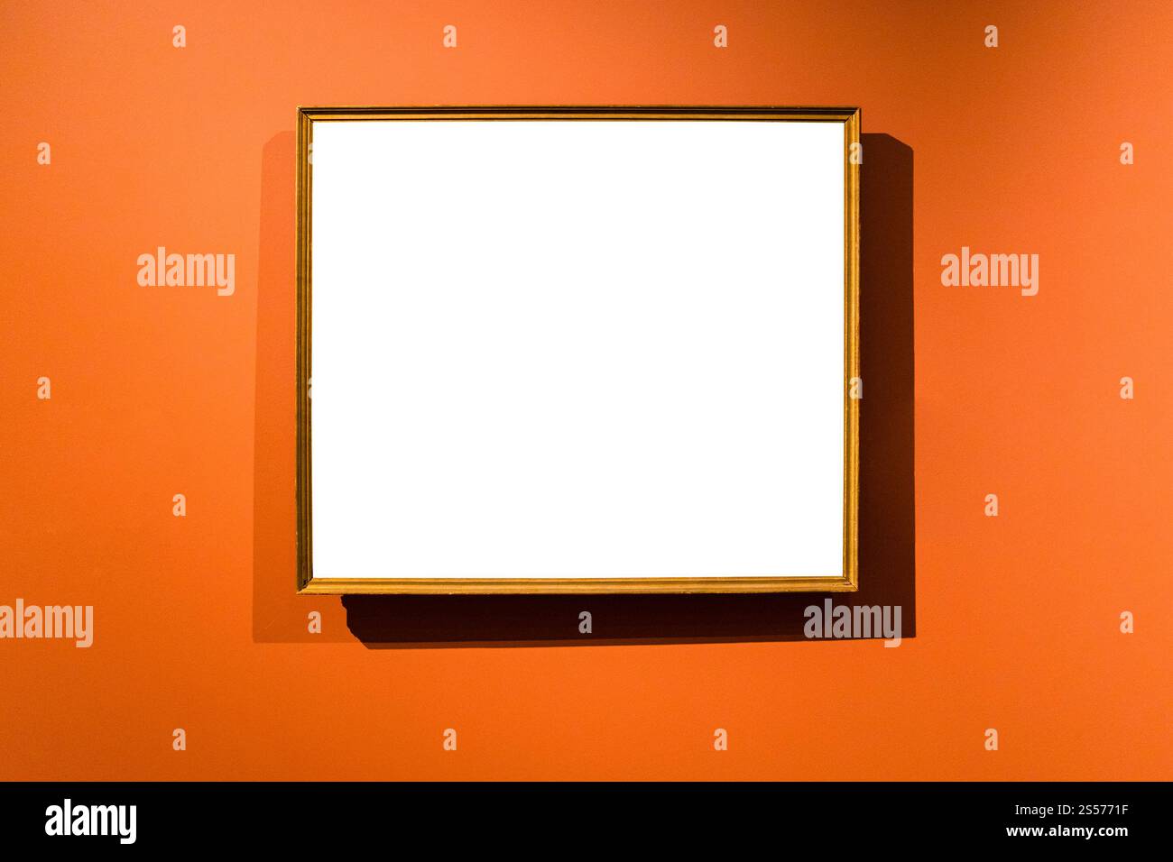 cornice in legno stretta con telo ritagliato su parete arancione Foto Stock