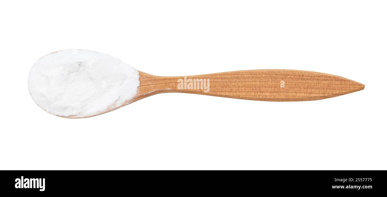 vista dall'alto della fecola di patate in cucchiaio di legno isolato sfondo bianco Foto Stock