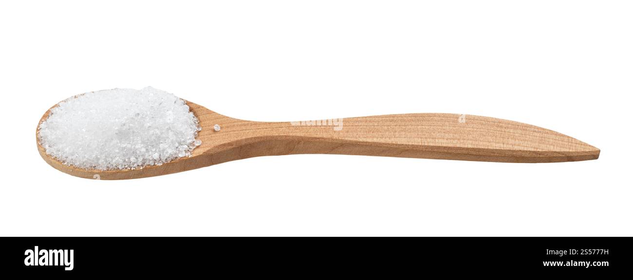 acido citrico cristallino in cucchiaio di legno isolato su fondo bianco Foto Stock