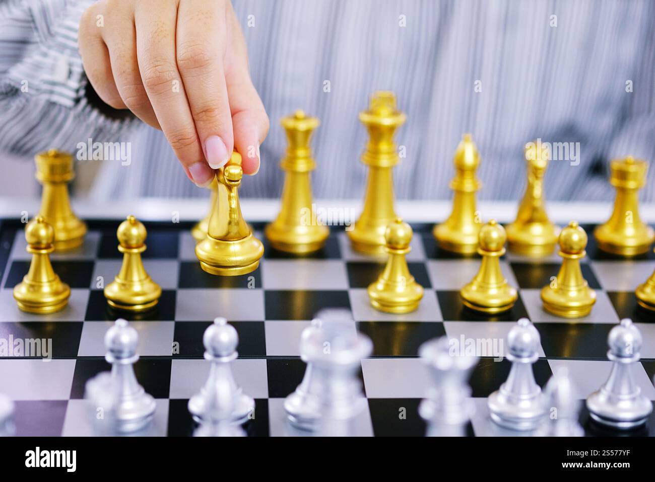 Imprenditore giocare con il gioco di scacchi. successo il concetto di gestione della strategia aziendale e sfida tattica Foto Stock