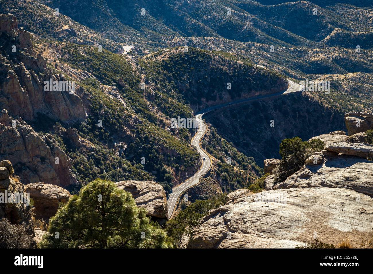 Le viste maestose lungo la Mount Lemmon Highway mostrano il terreno accidentato e le strade tortuose della Foresta Nazionale di Coronado durante una giornata di sole. Foto Stock