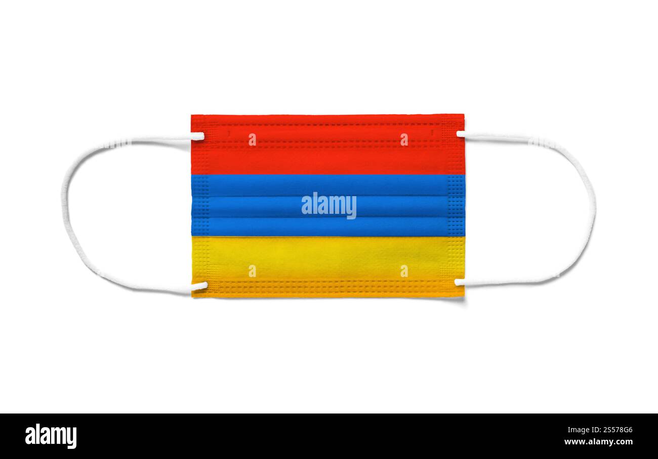 Bandiera dell'Armenia su una maschera chirurgica monouso. Sfondo bianco isolato. Bandiera dell'Armenia su una maschera chirurgica monouso. Sfondo bianco Foto Stock
