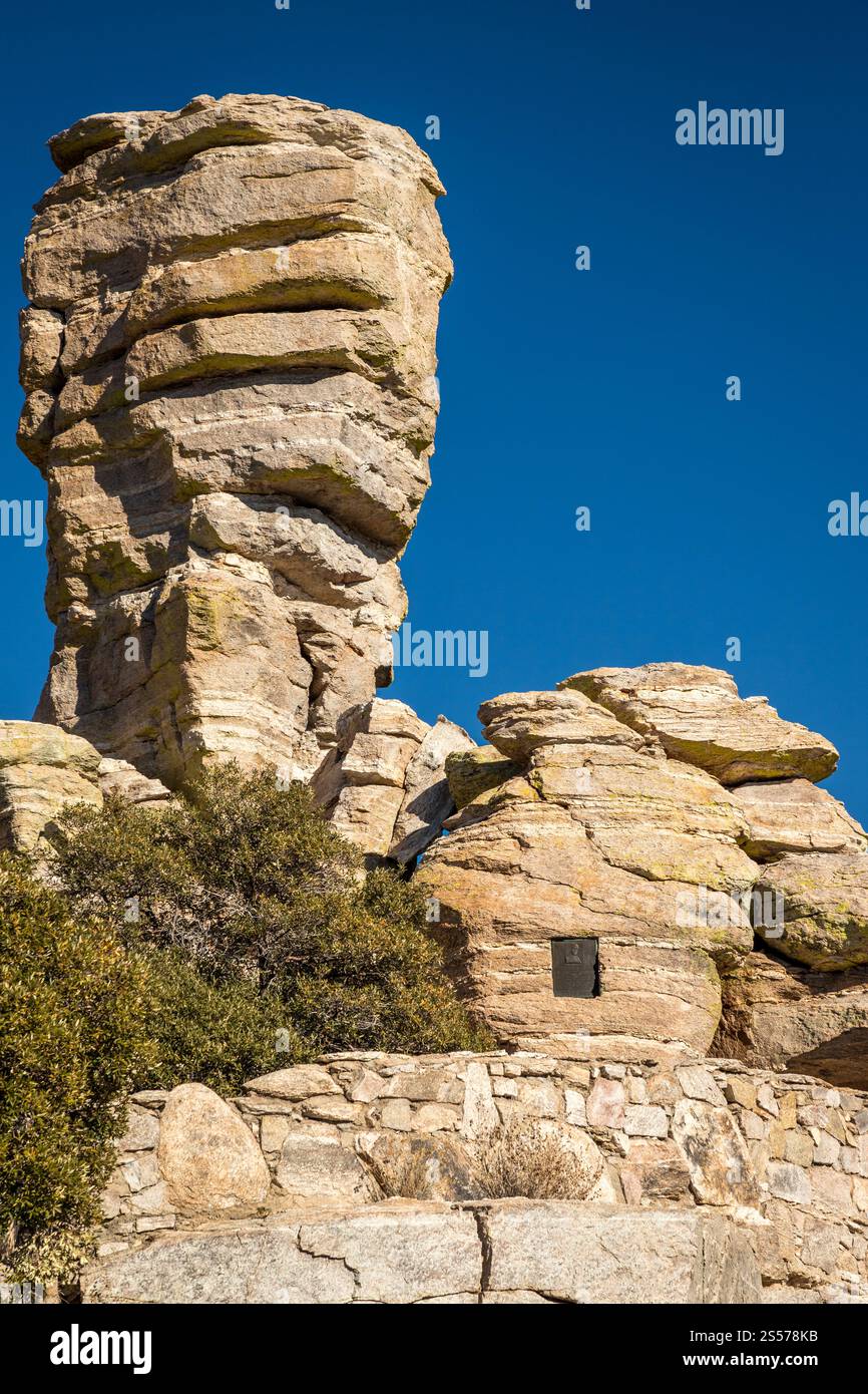 Intricate formazioni rocciose hoodoo si innalzano sopra il lussureggiante paesaggio lungo la Mount Lemmon Highway, mostrando l'affascinante bellezza naturale dell'Arizona. Foto Stock