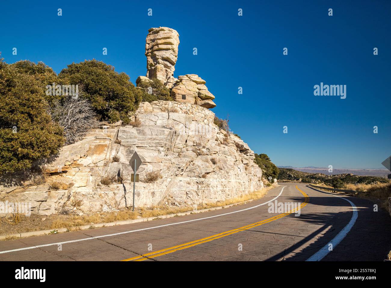 Goditi un viaggio panoramico lungo la Mount Lemmon Highway con splendide formazioni rocciose e paesaggi desertici nella Coronado National Forest, Arizona. Foto Stock