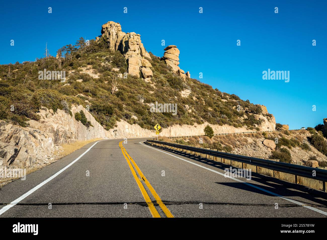 Goditi le tortuose strade della Mount Lemmon Highway, circondata da splendidi paesaggi desertici e maestose montagne durante una giornata di sole. Foto Stock