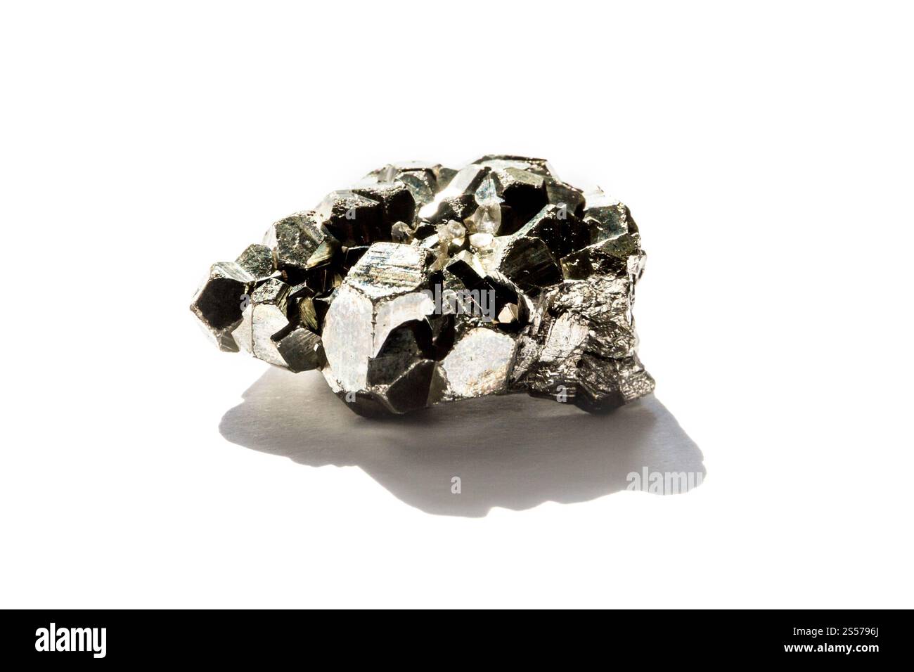 Pietra preziosa piritica isolata su sfondo bianco. Pietra preziosa piritica su sfondo bianco Foto Stock