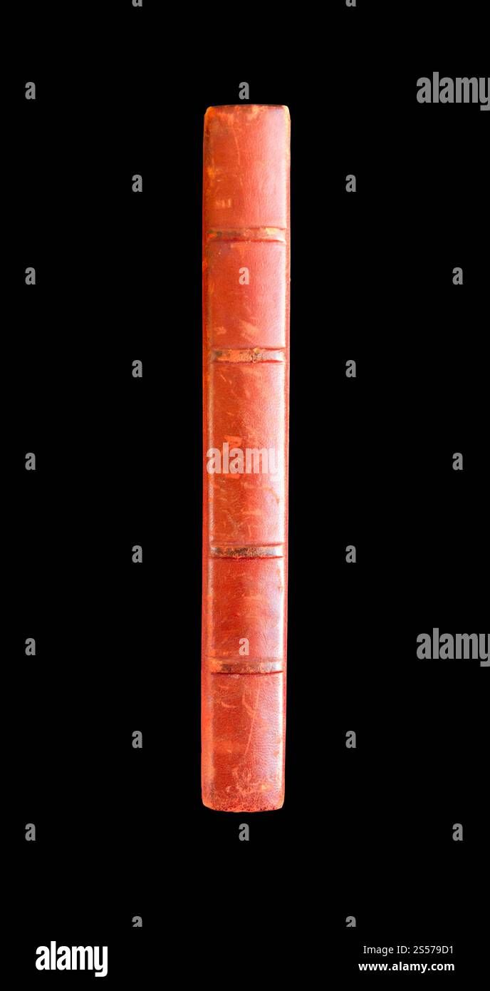 Dorso di un vecchio libro d'epoca isolato su sfondo nero. Dorso del vecchio libro su sfondo nero Foto Stock