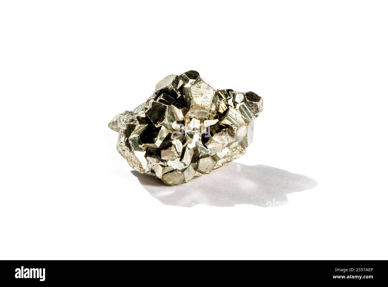 Pietra preziosa piritica isolata su sfondo bianco. Pietra preziosa piritica su sfondo bianco Foto Stock