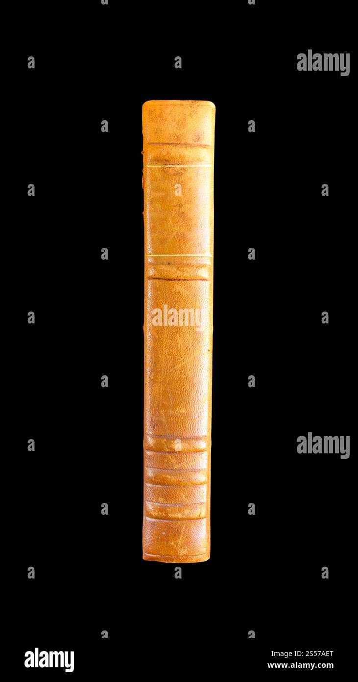 Dorso di un vecchio libro d'epoca isolato su sfondo nero. Dorso del vecchio libro su sfondo nero Foto Stock
