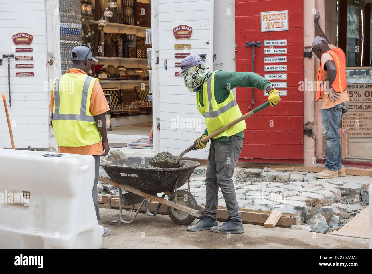 St. Thomas, USVI USA - 16 marzo 2018: Il personale di costruzione ripavimentò Main Street nel centro di Charlotte Amalie, la capitale degli Stati Uniti Virgin Is Foto Stock