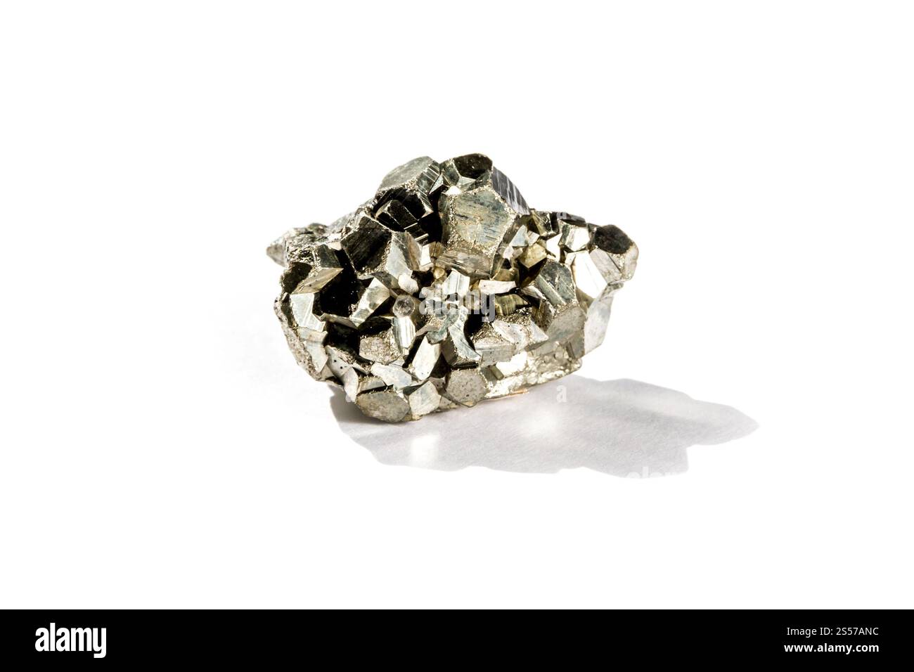 Pietra preziosa piritica isolata su sfondo bianco. Pietra preziosa piritica su sfondo bianco Foto Stock