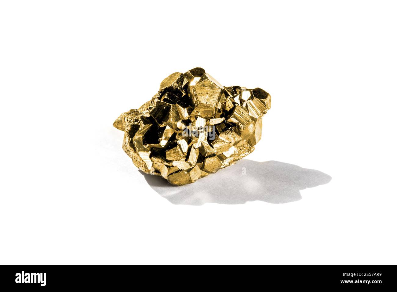 Nocciolo dorato isolato su sfondo bianco. Pepite dorata su sfondo bianco Foto Stock
