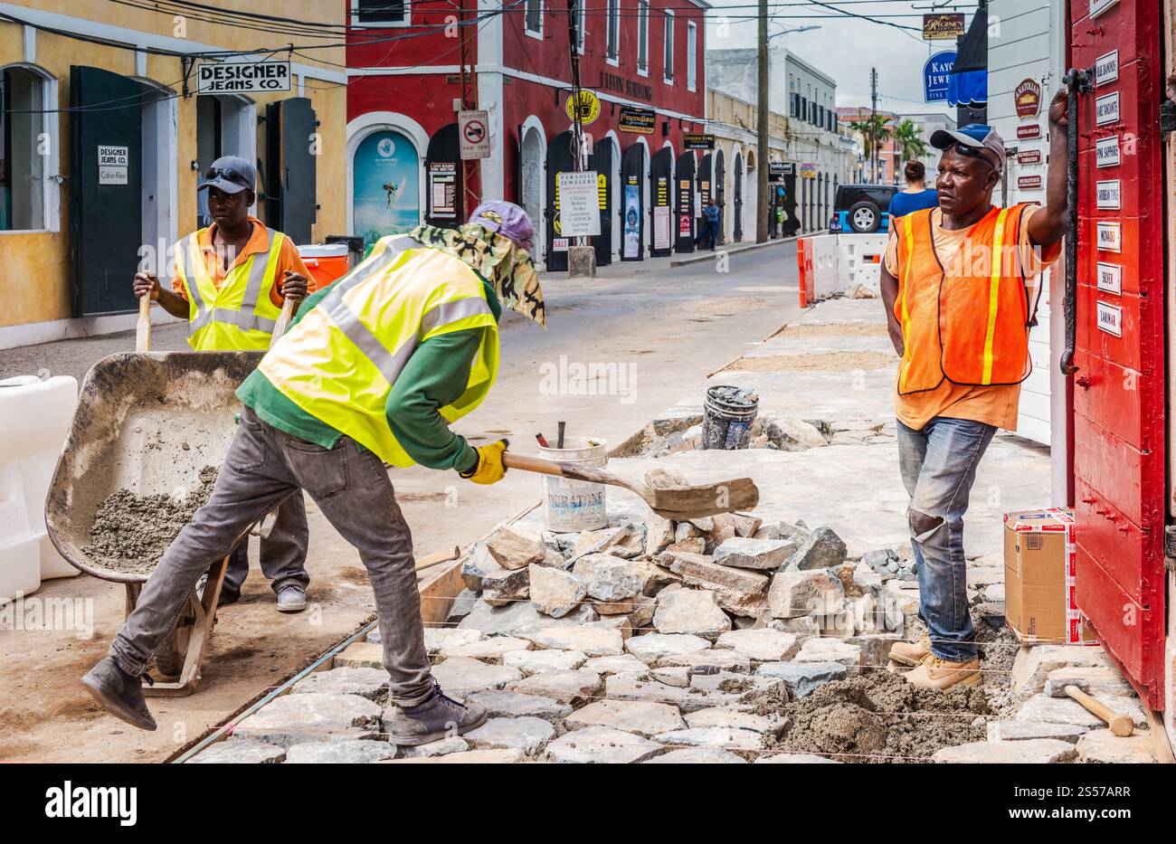 St. Thomas, USVI USA - 16 marzo 2018: Il personale di costruzione ripavimentò Main Street nel centro di Charlotte Amalie, la capitale degli Stati Uniti Virgin Is Foto Stock