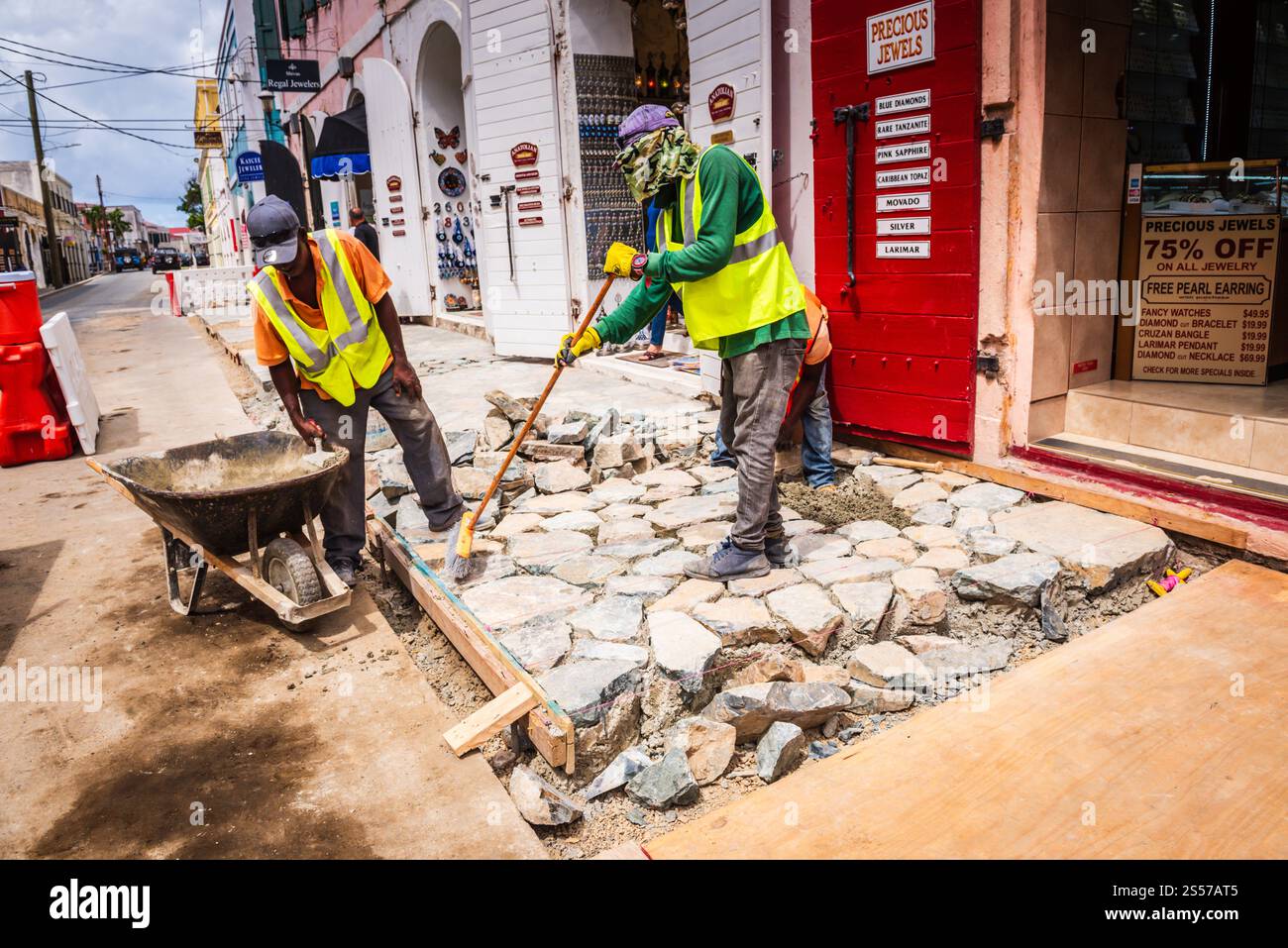 St. Thomas, USVI USA - 16 marzo 2018: Il personale di costruzione ripavimentò Main Street nel centro di Charlotte Amalie, la capitale degli Stati Uniti Virgin Is Foto Stock