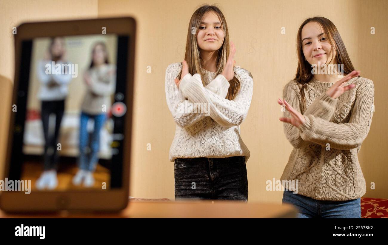 Due giovani blogger adolescenti registrano video della loro danza su Internet. Comunicazione moderna, social media e gadget. Due giovani blogger adolescenti Foto Stock