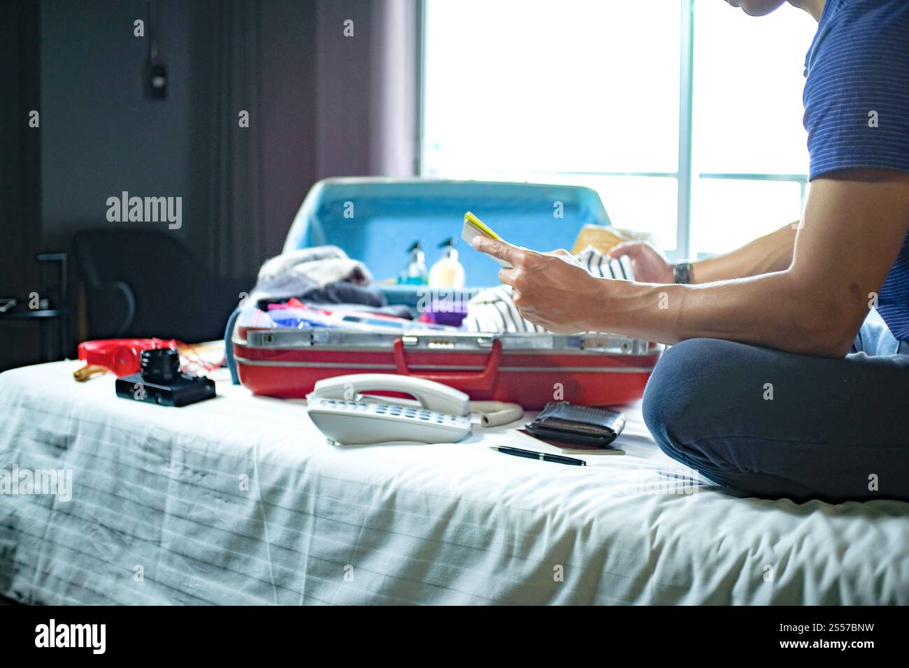 Uomo che prepara la lista dei bagagli per pianificare il viaggio, preparare le vacanze Prenota ora viaggiare trasporti Foto Stock