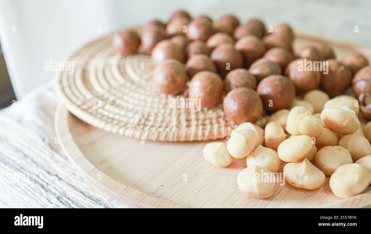 Noce di Macadamia organica. le noci di macadamia sono spezzate e cotte per gustare superfood estremamente delizioso macadamia naturale sgusciata fresca e cibo sano Foto Stock