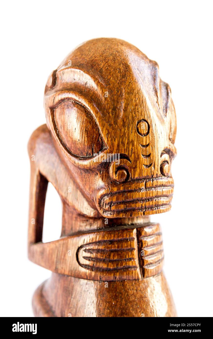 Tradizionale tiki polinesiano in legno dalle Isole Marchesi. Isolato su sfondo bianco. Tradizionale tiki polinesiano in legno dalle Isole Marchesi. Foto Stock