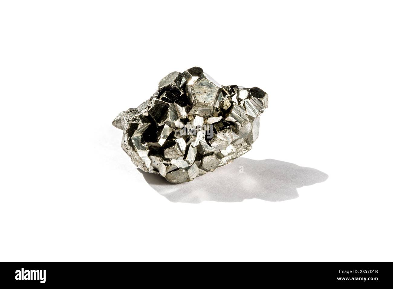 Pietra preziosa piritica isolata su sfondo bianco. Pietra preziosa piritica su sfondo bianco Foto Stock