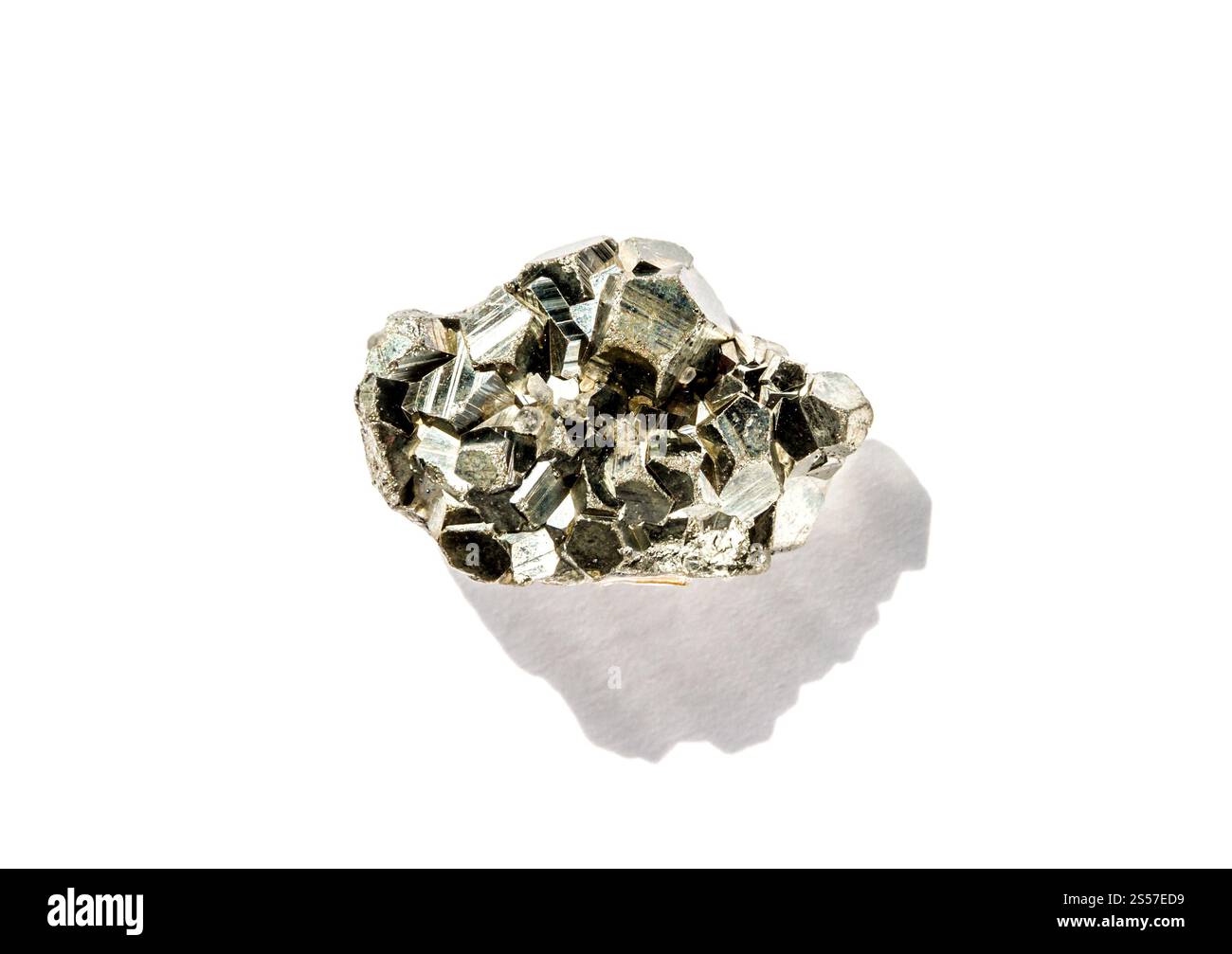 Pietra preziosa piritica isolata su sfondo bianco. Pietra preziosa piritica su sfondo bianco Foto Stock