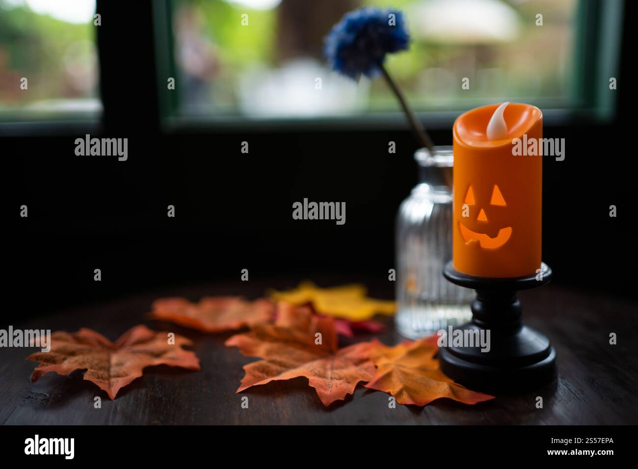 Sfondo delle decorazioni di Halloween. Halloween con candela su tavolo di legno, festività di Halloween Foto Stock