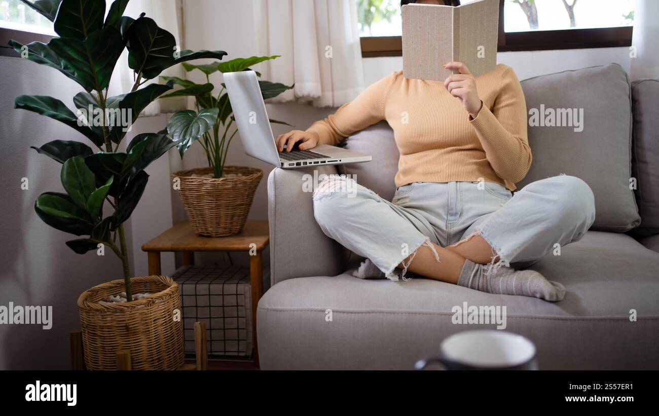 E learning Student girl formazione online a casa. Apprendimento formazione studio esame videoconferenza Tutor videoconferenza tramite webcam concetto di e-coaching Foto Stock