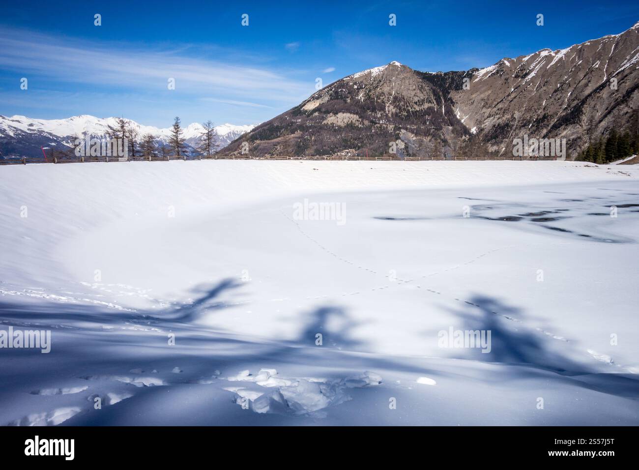 Paesaggio montano sotto la neve in inverno e lago ghiacciato. Il paesaggio di un lago di montagna in inverno Foto Stock