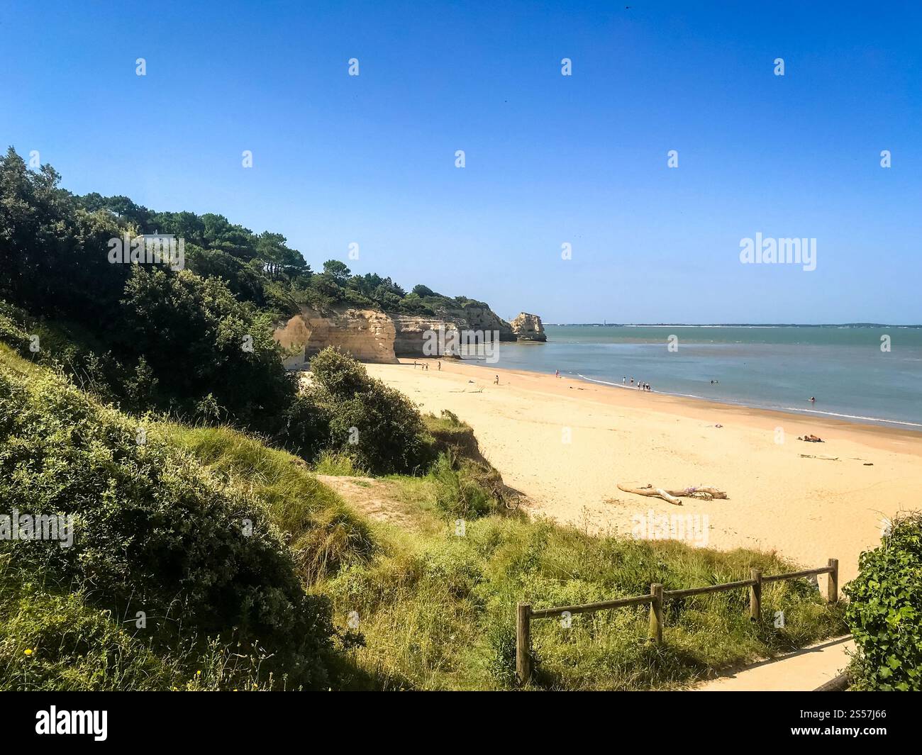 Spiaggia e scogliere di Saint Georges De Didonne, Francia. Spiaggia e scogliere di Saint Georges De Didonne Foto Stock