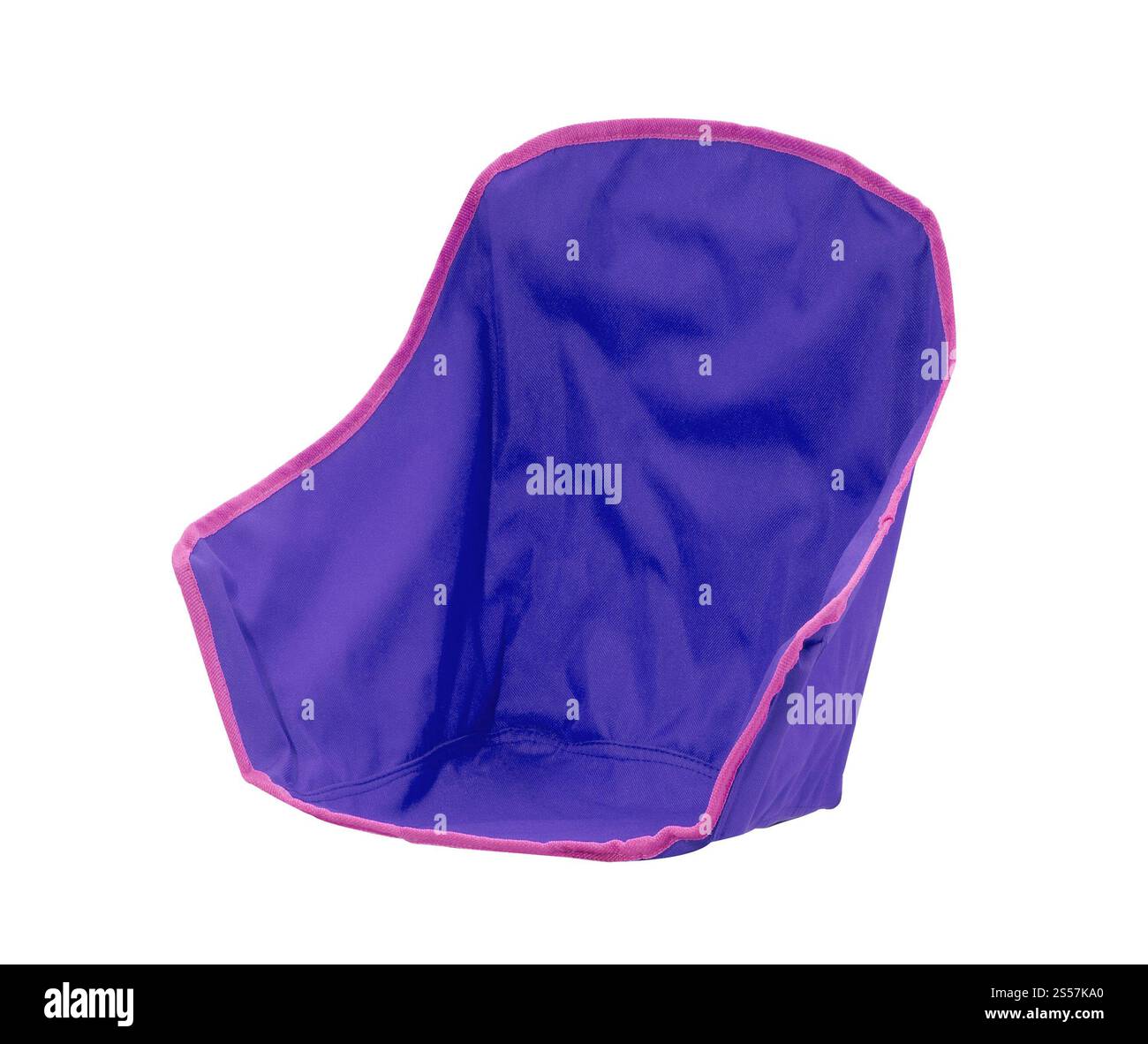 Sedia da campo pieghevole blu isolata su sfondo bianco. Sedia da campo pieghevole blu Foto Stock