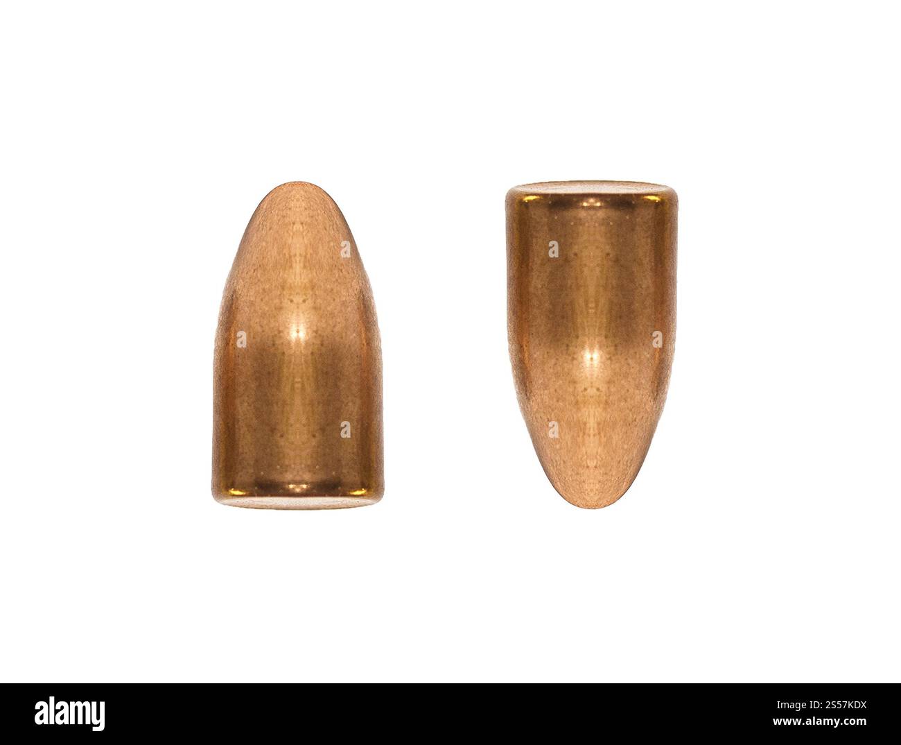 Proiettili da 9 mm isolati su sfondo bianco. Proiettili Foto Stock