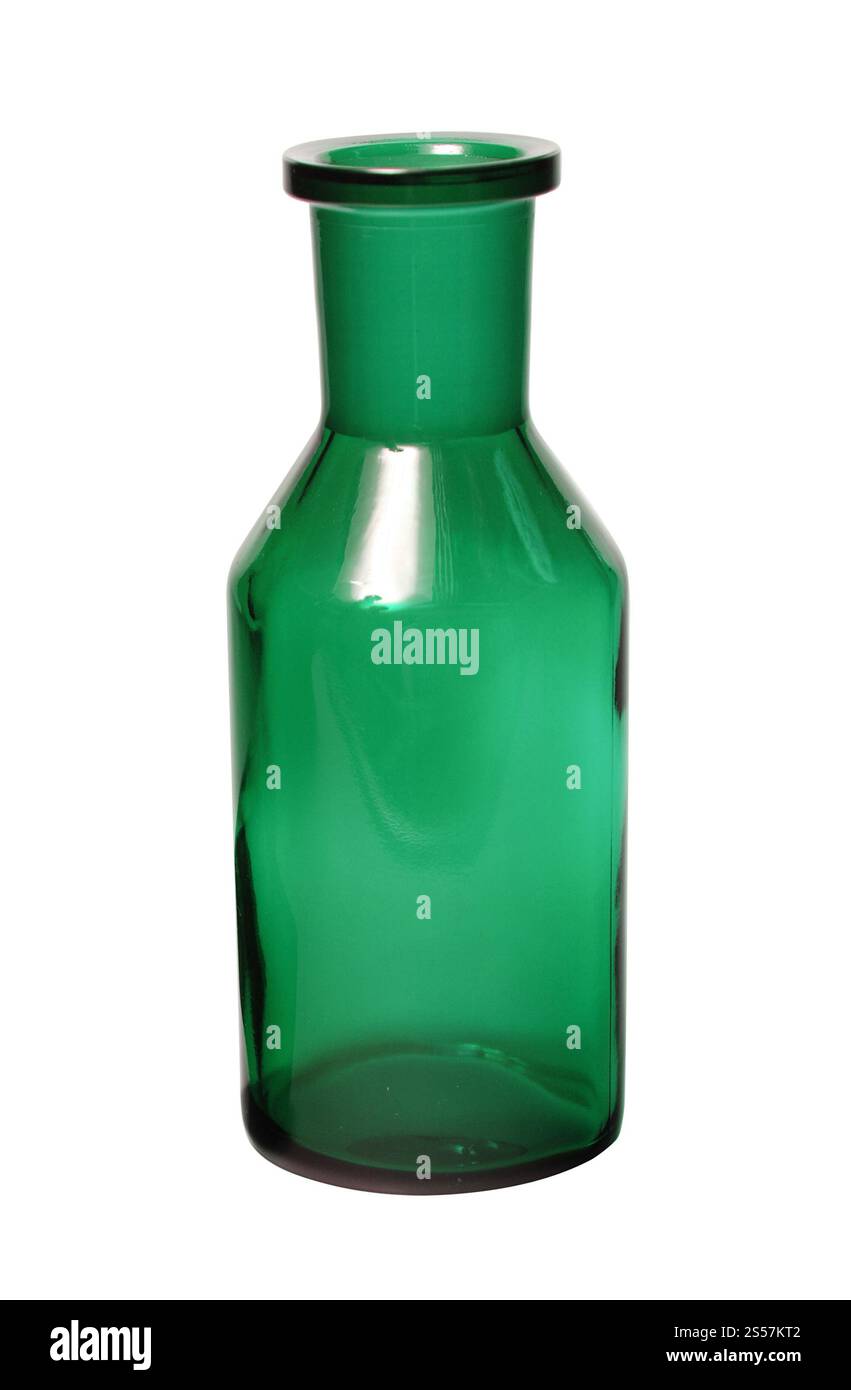 Flacone in vetro verde isolato su sfondo bianco. Bottiglia di vetro verde Foto Stock