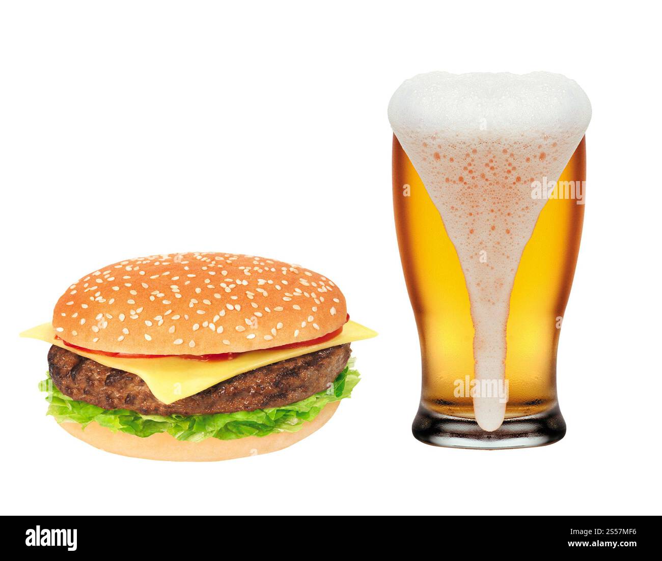 Hamburger e tazza di birra isolati su bianco. Hamburger e tazza di birra Foto Stock