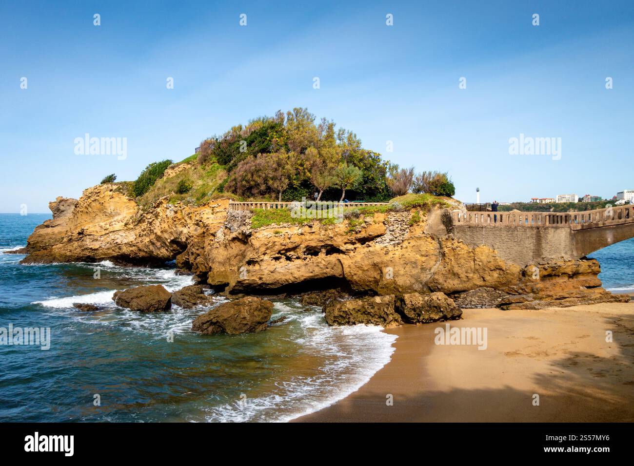 Roccia di basta e mare. Città di Biarritz, Francia. Roccia di basta e mare a biarritz Foto Stock