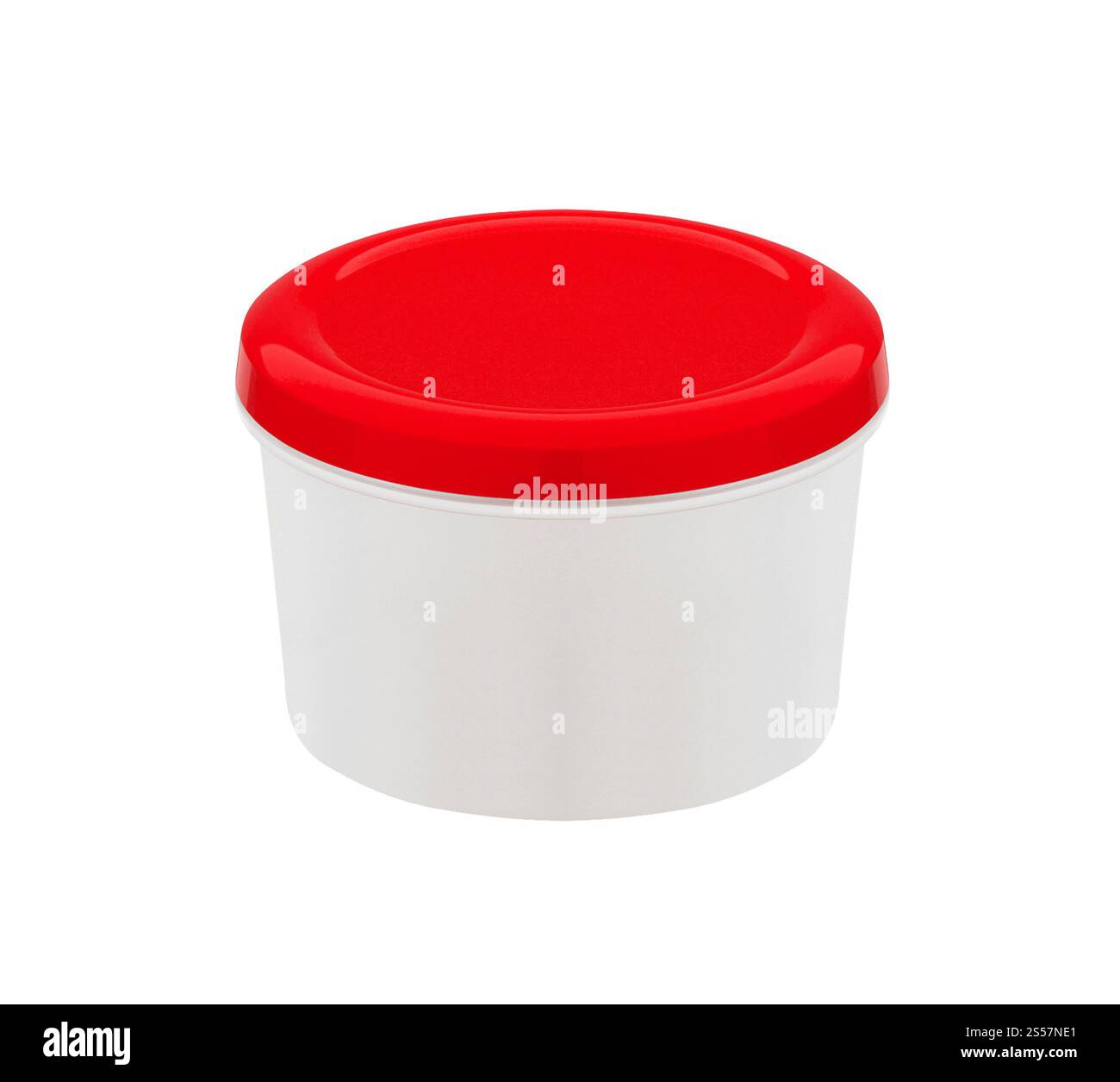 contenitore per alimenti con coperchio in plastica rosso isolato su sfondo bianco. contenitore per alimenti con coperchio in plastica rosso isolato Foto Stock