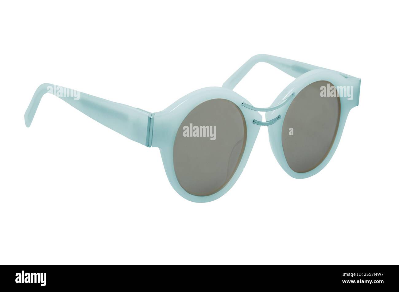 Occhiali da sole blu da donna isolati su sfondo bianco. Occhiali da sole blu da donna isolati Foto Stock