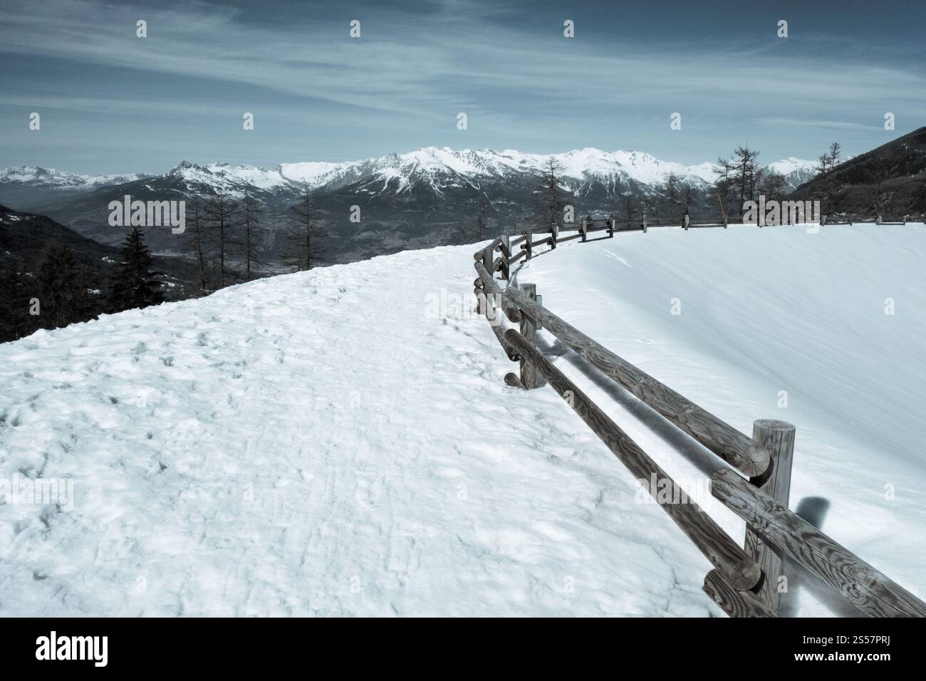 Paesaggio montano sotto la neve in inverno e lago ghiacciato. Il paesaggio di un lago di montagna in inverno Foto Stock