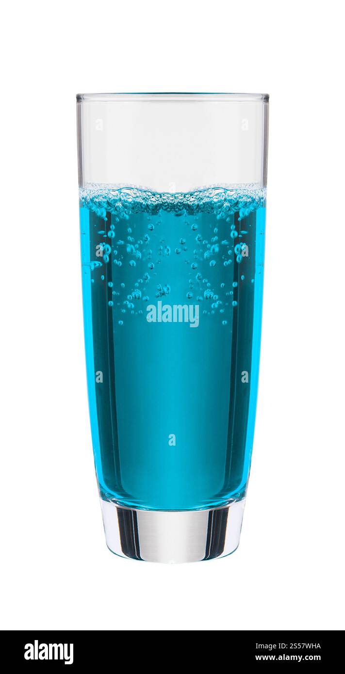 bevande analcoliche blu con acqua soda isolata su sfondo bianco. bevande analcoliche blu con acqua soda isolata Foto Stock