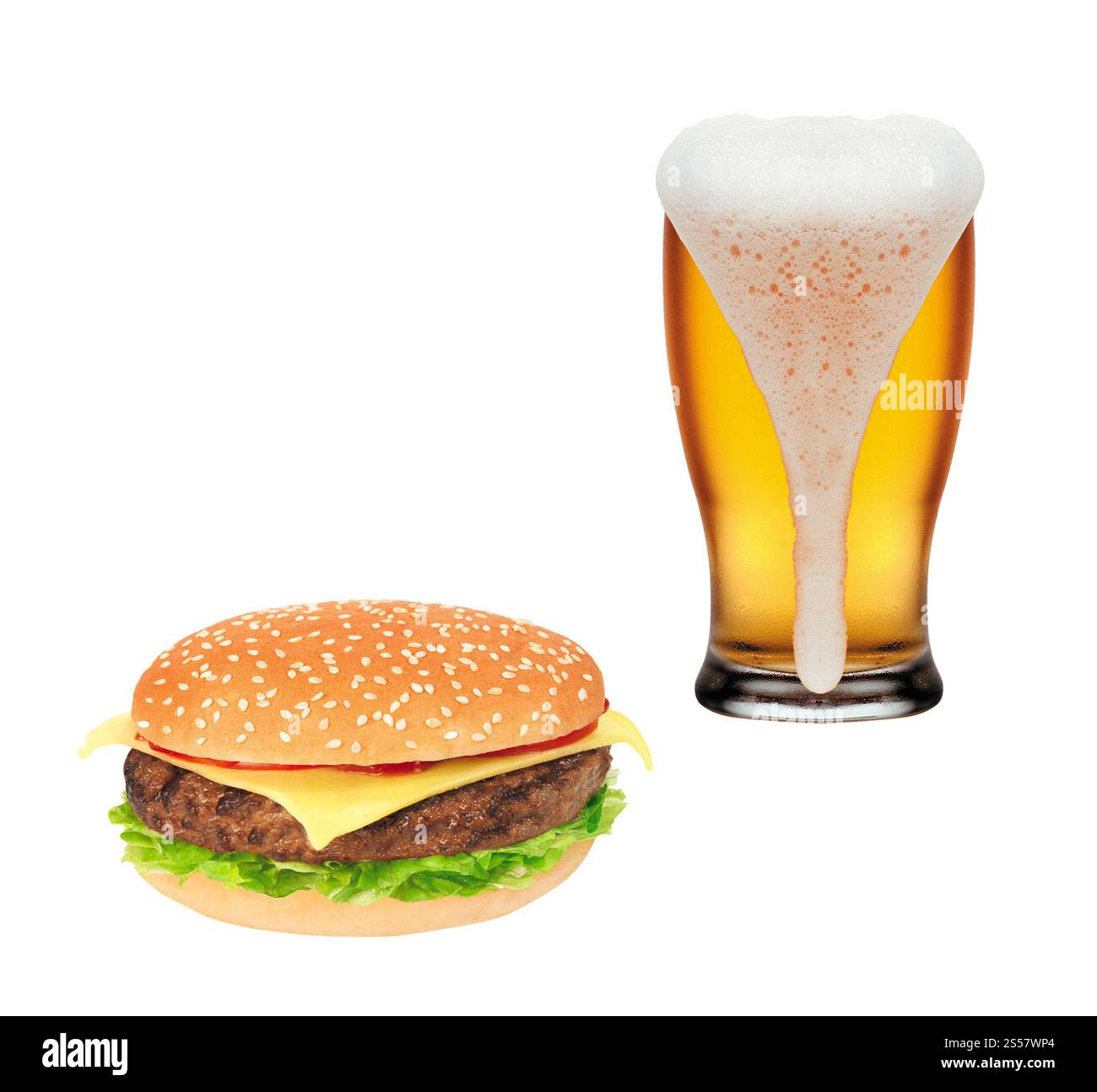 Hamburger e tazza di birra isolati su bianco. Hamburger e tazza di birra isolati Foto Stock