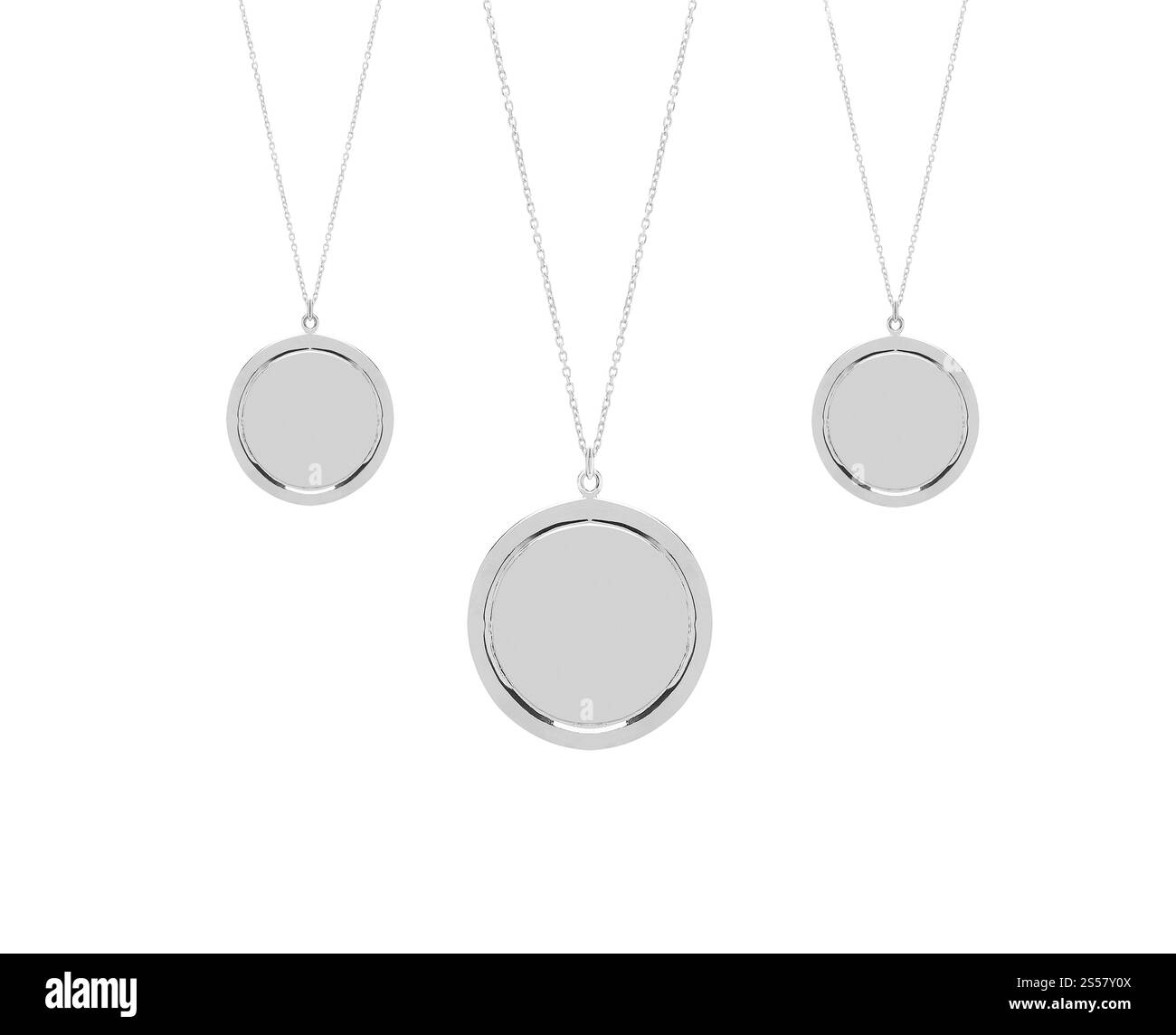 Ciondoli vintage in metallo isolati su sfondo bianco Foto Stock