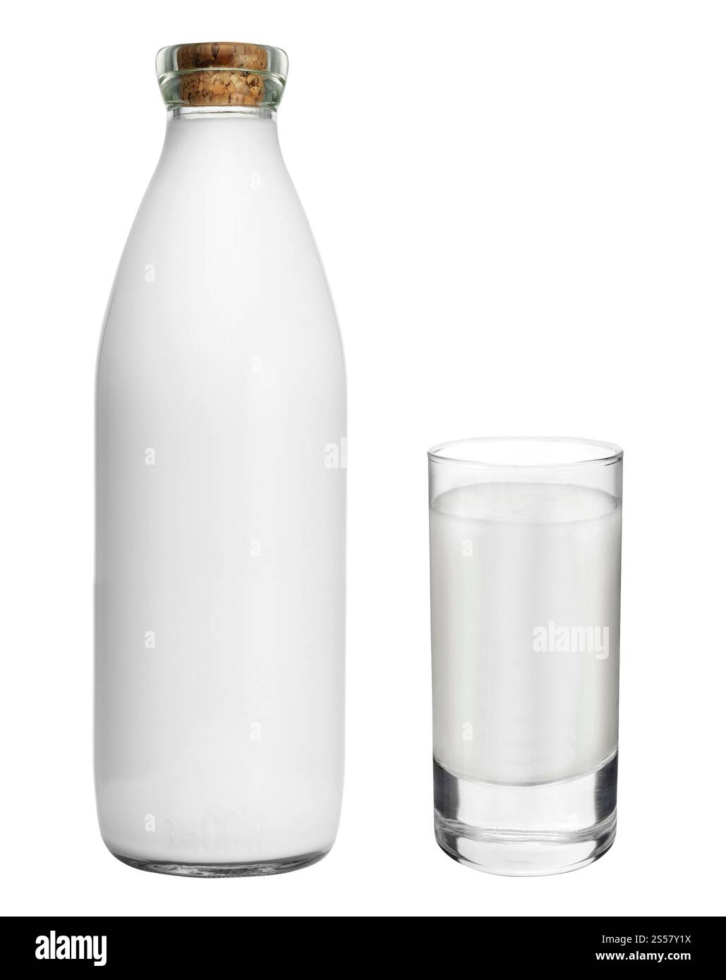 biberon con bicchiere di latte isolato su bianco Foto Stock